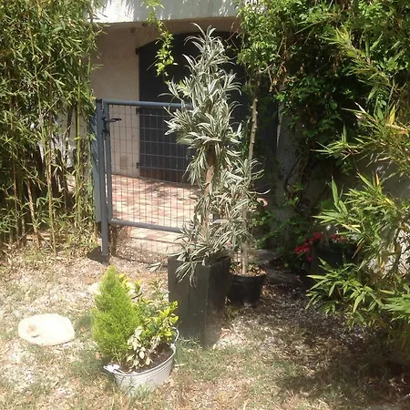 Studio Avec Terrasse A 30 Mn Des Plages Casa de hóspedes Nîmes